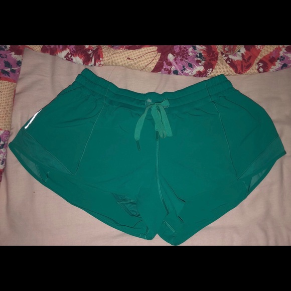 Lululemon Hotty Hot Shorts 2.5” - Picture 1 of 3